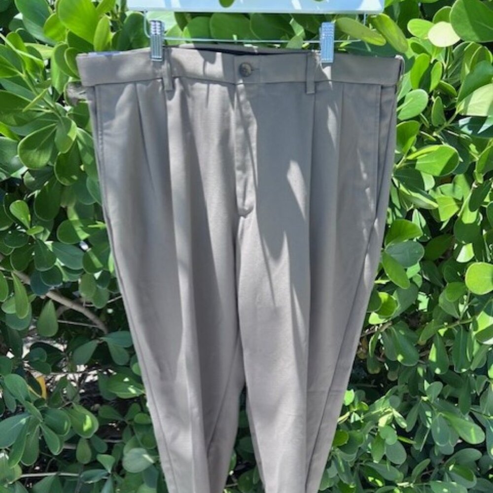 NWT Mens Haggar dress pants 38W x 29L Olive Pleat comfort waistband classic fit